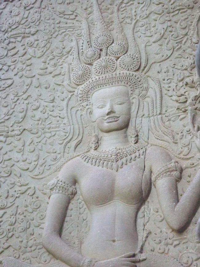 たくさんある女神の彫刻の中で、この１つだけが口を開けて笑っているのだそうです。<br />口を開けて笑うのは下品だったようっす。