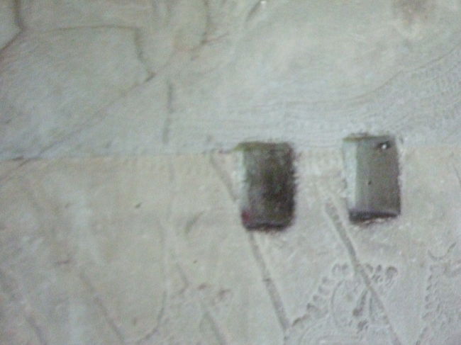 これはアンコールワット第一回廊の壁なんだけど、銃弾の後を切り出しちゃってるんだそうです。<br />現地の人達が弾痕を見ちゃうと内戦を思い出しちゃうからだそうです。<br />悲しい歴史がひしひしと。。。