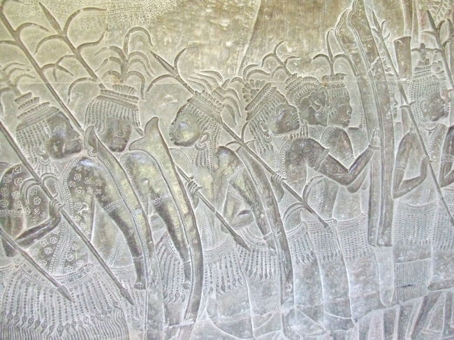 この人達はタイ人。<br />髪が長かったり、女の人っぽいカッコなのは"オ○マ"さんが多かったからなんだそうです。<br />今でもそうらしいですが。。。<br />昔からなんですね〜（＾∀＾；）