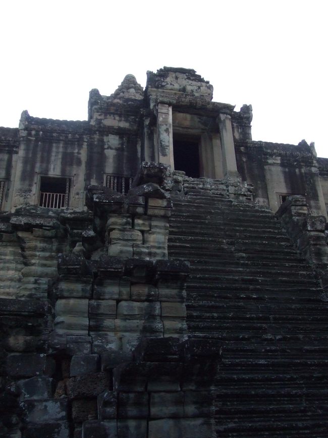 第３回廊を下から見上げたところ。<br />去年もそうだったけど、もう上にのぼる事が出来ないんだな〜。