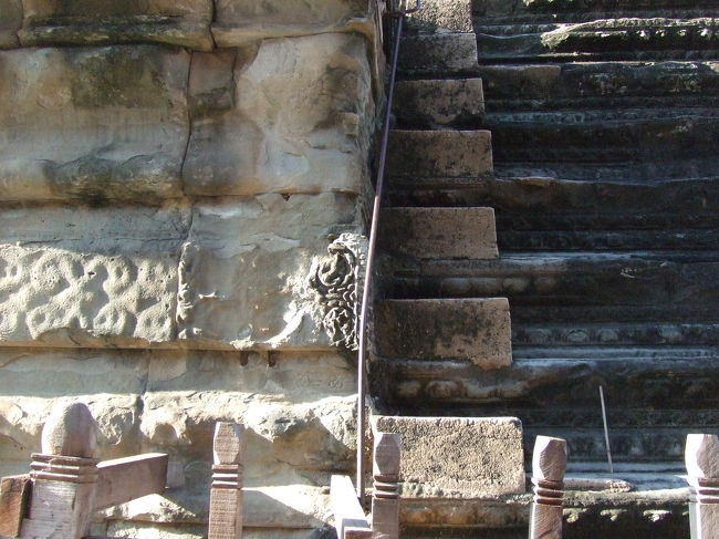 これは第３回廊のおり口。こんなほっそーい手すりが付いてただけなんだね。<br />あの急な階段をこれだけでおりるのはかなり恐そう！！