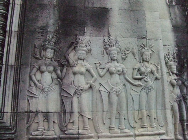 アプサラ（天女）のレリーフたち。<br />いろんな表情があって好きだな〜。
