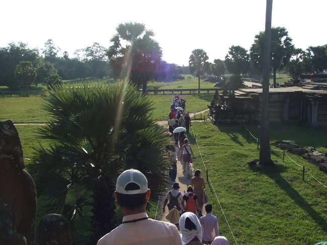 アンコールワット大満足！！！<br />日本語ガイドさんが付いてるとホント楽しいっすね〜♪<br />他にもいろんなお話して。<br />ガイドさん、ほんとに日本が大好きなんだそうで。<br />映画は恋空が好きで、お笑いも詳しくて、コブクロが大好きだって言ってた（＾0＾）