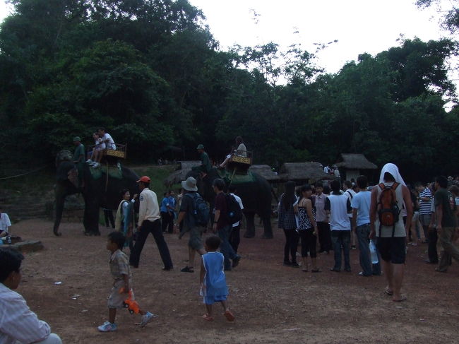 さて、プノンバケンにやってきました。<br />ここでは夕日観賞っす！！待ってました〜♪<br />ちょっとした山登りなんですが、麓にはたくさんの人がいました。（ここも象さんでのぼれるんだ〜！）