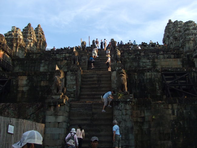 約15分くらいでゆるやかな山歩きは終わり。<br />そして最後のこの階段が結構急で大変なんですね〜。。。