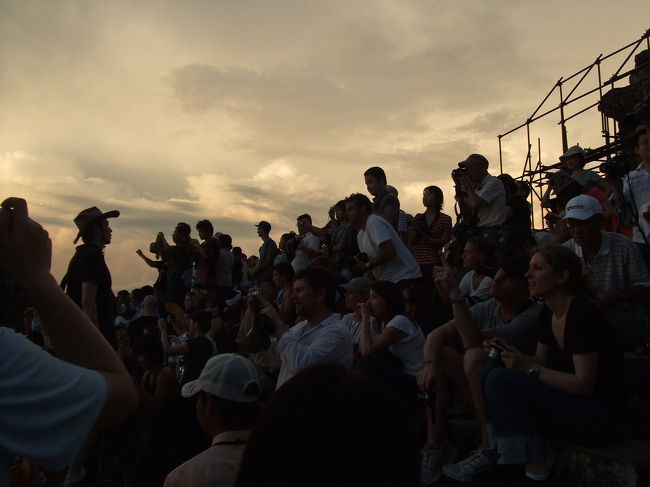 こんなにたくさんの人が夕日を見ていました。<br />現地の人も旅行客も人種はさまざま。<br />言葉なんていらないっす！！！