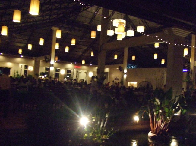 バイキングになってるので好きなもの食べ放題☆<br />ドリンクだけ別料金だけど、クメール料理をいろいろ食べれます♪