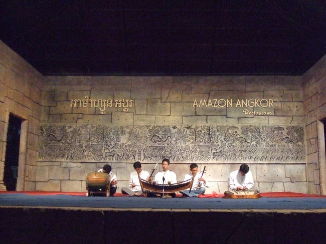 なんと、私達の席はステージの目の前！！！<br />やるなハッピースマイルツアー（笑）