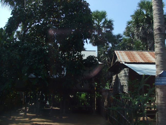 さてさて旅も３日目、もうなか日です。<br />本日もアンタヌーで朝食を食べて、８時半からツアーの始まり始まり♪<br /><br />まずは『バンテアイスレイ』に向います。<br />ちょっと遠目の遺跡だけど、ここもキレイだから見逃せない！<br />向う途中の車窓からはカンボジア独特の高床式住居がたくさん見れます。