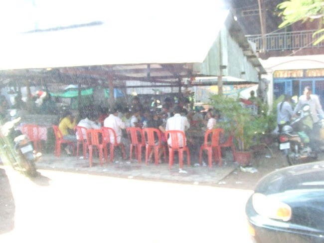 途中の町の食堂なんだけど、現地の人にとても人気のクイティオ屋さんなんだそうです。<br />ほぼ満席なカンジ！