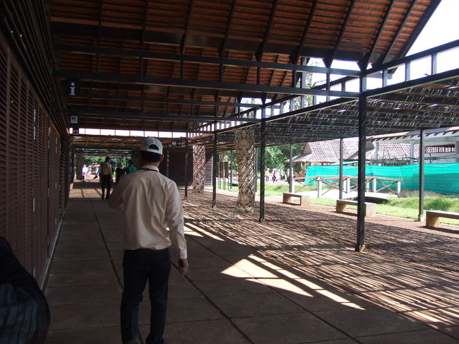 シェムリアップから車で約１時間。<br />『バンテアイスレイ』へ到着〜！<br />入口前が去年来たときとなんか違う！？すごいキレイに整備されてる。<br />びっくりですね〜！！