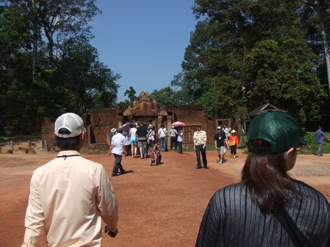 赤っぽい遺跡が見えてきましたね。