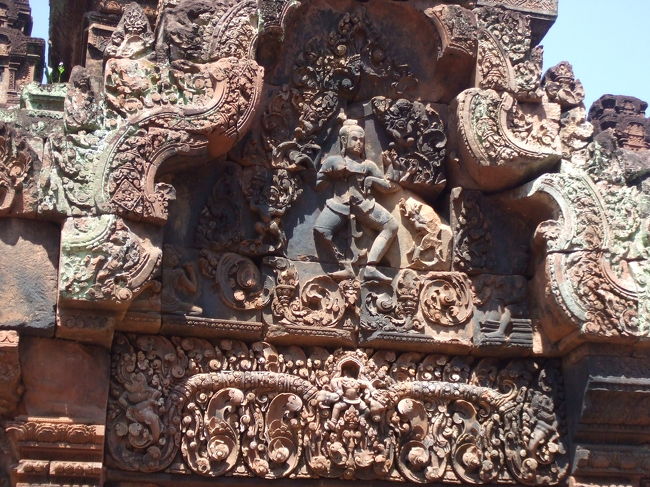 人物像が上下に２つあるんですが、下の小さい方の彫刻は、私達が行ったつい数日前に顔の部分が削り取られてしまったらしいです。<br />アンコール遺跡の彫刻は仏像の顔などとても価値が高いらしく、今でも盗難の危機に晒されているそうなんです。<br />