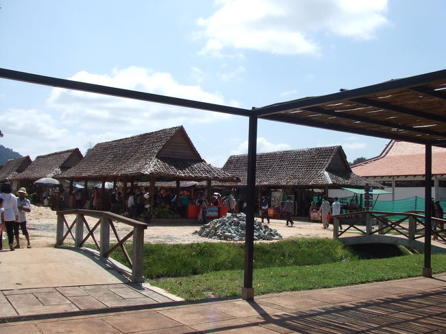 今日も快晴。暑い〜！！！<br />ちょっと遺跡見ただけでかなり汗だくっす。<br />入口前にはお土産屋さんが軒を連ねています。