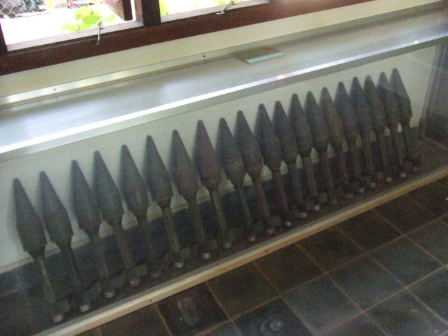 たくさんの地雷が展示してありました。<br />いろんな種類や大きさのものがたくさん。