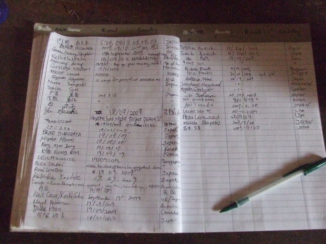 ノートに記帳してみました。<br />結構日本の方の名前もありました。