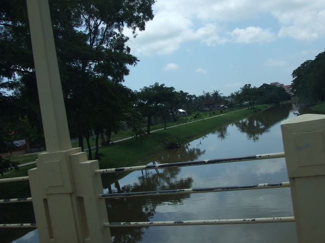 お腹もいっぱいになって、アンタヌーへ戻ります。<br />ここは途中で通ったシェムリアップ川。<br />夕方になると、川岸はデートスポットになるそうっす♪