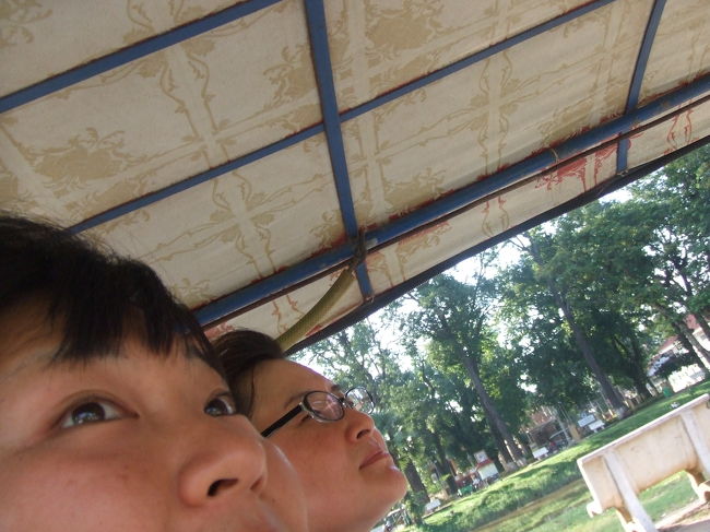 織物研究所へ行き、そこからトゥクトゥクを拾ってアンコールクッキーのお店へ。<br />やっぱトゥクトゥク涼しいな〜♪