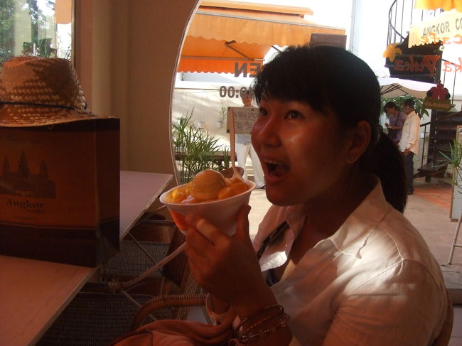 アンコールクッキーの店でお土産を買って、隣のカフェでマンゴーカキ氷を食べました〜♪<br />安くて美味しくてボリューム満点っす！！！