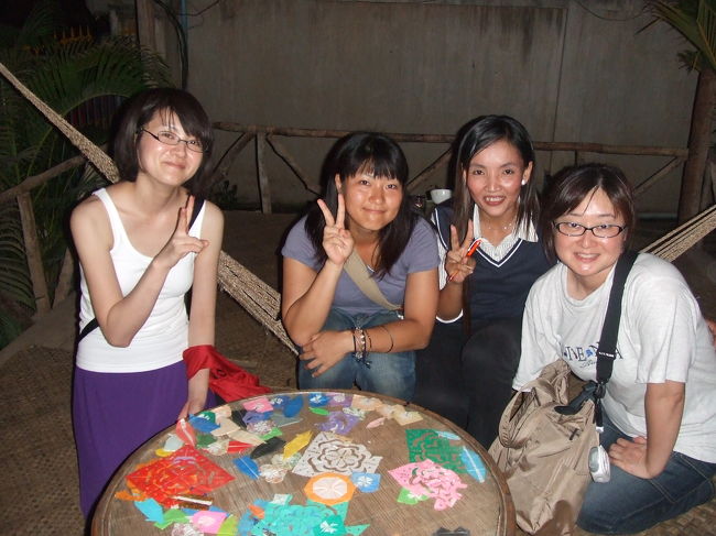 その後、急遽私が去年泊まった"Relax &amp; Resort Angkor Guesthouse"へ行く事に。<br />ぜんぜん考えて無かったので住所も何も分からず。<br />トゥクトゥクをつかまえて聞いてみたけどやっぱり知らないようす。それでも私のうろ覚えの記憶を頼りになんとなく走り出しちゃった。（一応料金交渉だけはちゃんとしといた）<br />トゥクトゥクのおっちゃんは、いろんなトゥク仲間に場所を聞きながら走ってくれました。<br />何度か道を間違え、またトゥクドライバー達に話を聞いてると、その中の１人が偶然わかったらしい。<br />しばらく走っていると、見覚えのある店を発見！そこからは道もわかって無事到着〜！！！<br />トゥクのおじさん達、ホントにありがとう♪<br />とても面白い経験ができました！<br />おずおずとリラリゾへ入って行くと、変わらぬスタッフの笑顔とアットホームな雰囲気。<br />突然現れた私達を暖かく迎えてくれました♪