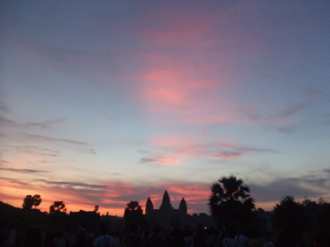 ちょっとづつ周りが明るくなっていきます。<br />人もどんどん増えていきました。<br />（日本人観光客がたくさんいたかな） 