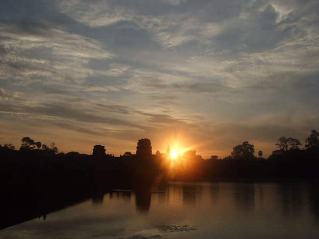 きたーーーーーーー！！！<br />この日はちょうど、アンコールワットの真ん中から朝日が昇る日だったんですね〜♪<br />真ん中からのぼるのは、年に２回のチャンスなんだそうです。<br />キレイや〜〜。。。<br />しばらくぼーっと眺めてました。