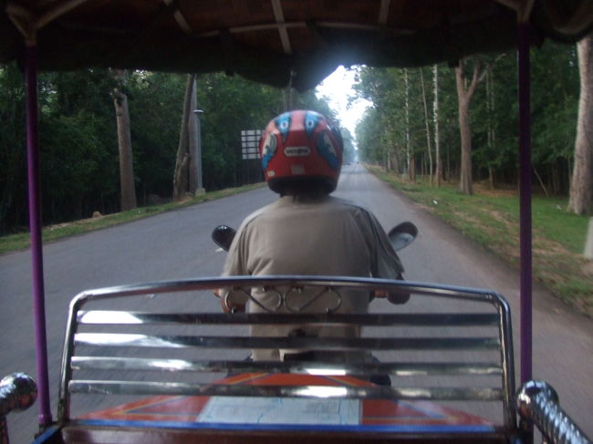 ６時過ぎくらいかな、すっかり太陽が昇って明るくなった所でホテルに帰ることに。<br />アンコールワットの入口で待っててくれたトゥクの兄さんを発見して、ホテルへ戻りました。