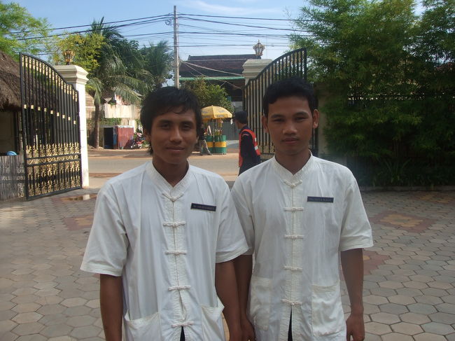 ホテル滞在中、よく話しかけてくれた兄ちゃんたち。<br />うちの英語かクメール語がもっと達者だったら、もっとたくさん話せたのにね（＾＾；）