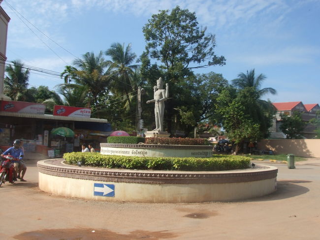 バスの出発まではまだ時間があったので、朝ごはんを兼ねて町の散策に繰り出しました♪