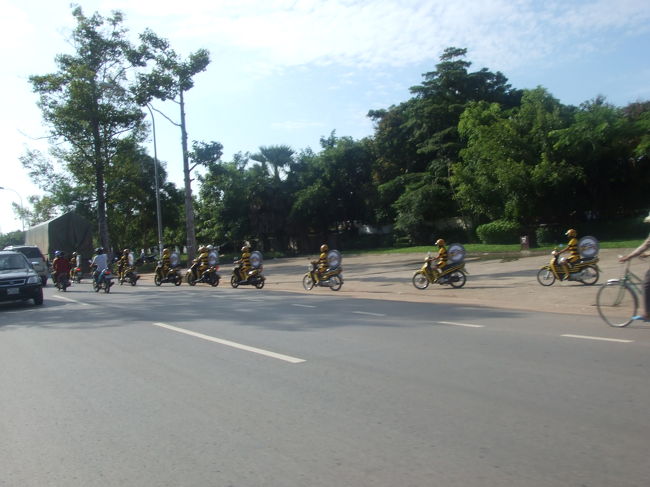 トゥクトゥクに揺られてたら、道の向こうに蜂の群れが！？なにかの宣伝で蜂のかっこしたお姉さんたちがバイクで走ってたそうです。