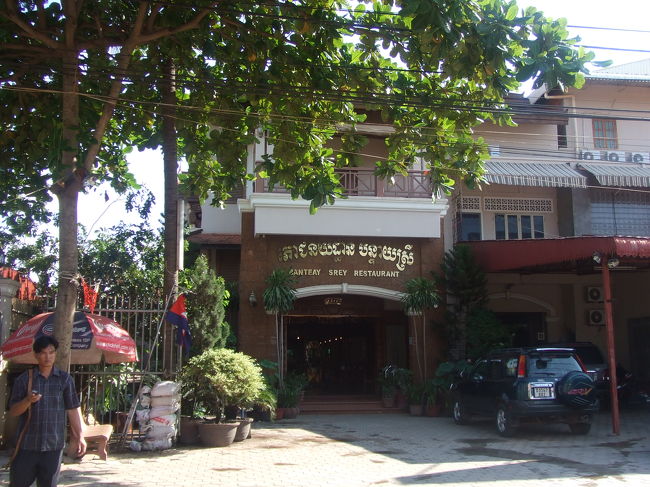 前もってクメール語の先生においしいレストランを聞いてたので最後に食べよう！って事で行ってみると、まだ開店時間にはだいぶ早くて残念ながら入れませんでした（ＴＴ）