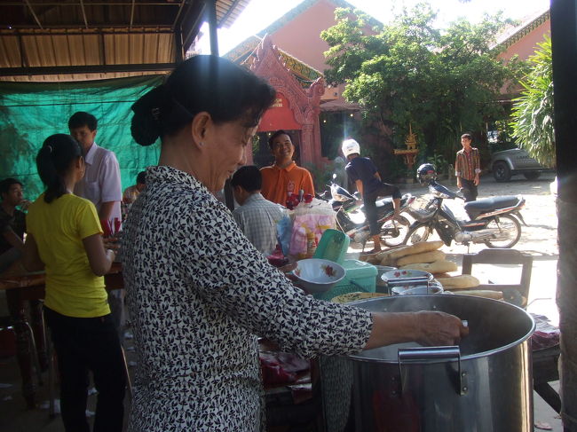 近くに出店があったので、そこで食べることに。<br />地元の人達がたくさん食べてました。<br />すごくカンジのいいおばちゃんがやってるお店です☆