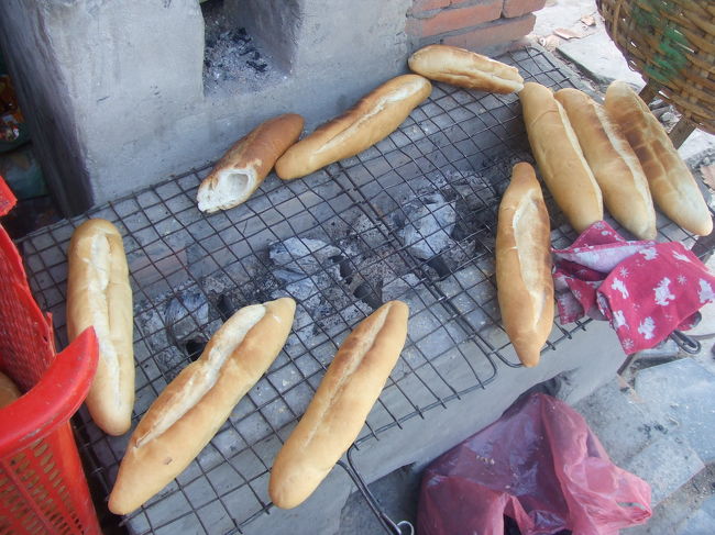 フランスパンを暖めてるところ。<br />クメール語で"ヌンパン"っていいます（＾∀＾）<br />私はこのパンとスープを頼みました。