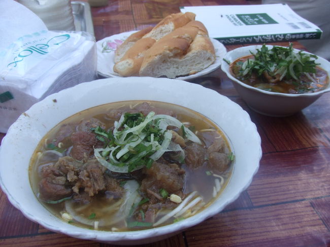 手前のは友達が頼んだ麺で、奥のが私が頼んだパンとスープ。<br />パンはかりかりで、スープも具沢山でとってもおいしかったっす！！！<br />麺も美味しかったっすよ♪<br />しかも安いからなおステキ☆<br />確か１?しなかったはず？忘れちゃった。。。