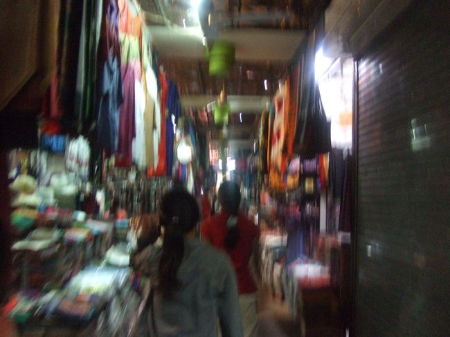 お腹もいっぱいになったトコロでオールドマーケットへやってきました！<br />いろんなお土産が売っててとってもカラフルで賑やかです♪