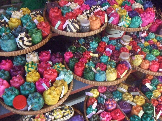 このカラフルな小箱にはコショウが入ってるそうです。これもカワイイお土産になりますね！