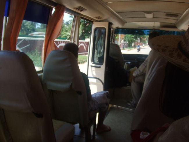 オールドマーケットで買い物を満喫してホテルに戻り、出発の準備をしてチェックアウトです。<br />名残惜しいね〜。。。<br />12時くらいにバンコク行きのバスがホテルに迎えに来ました。<br />小さめの、ちょっと古いマイクロバスみたいな感じです。<br />ホテルやゲストハウスを周って、少しずつ席が埋まって行きました。