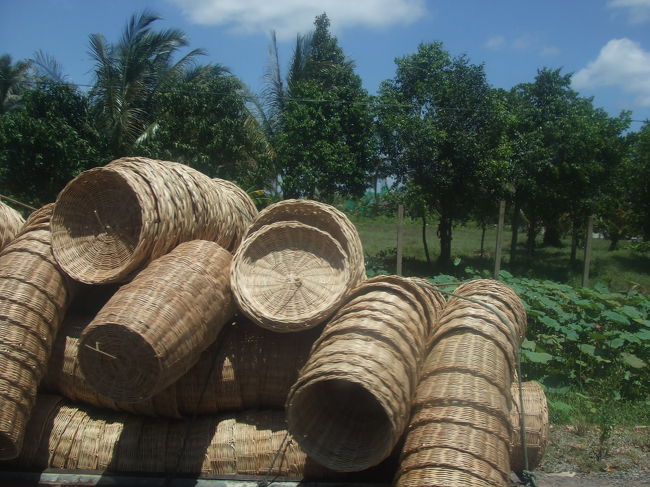 途中、いろんな物を運ぶバイクやらトラックやらとすれ違います。<br />その積載量と荷物の種類にびっくりっす！
