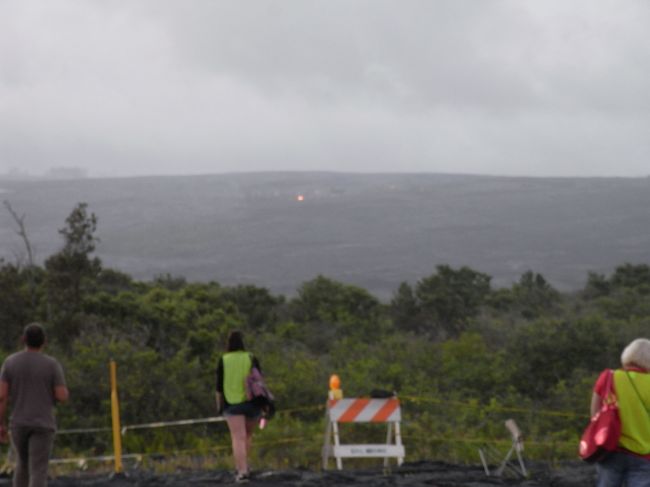 山の方でも赤い溶岩が流れている様子が見えました。