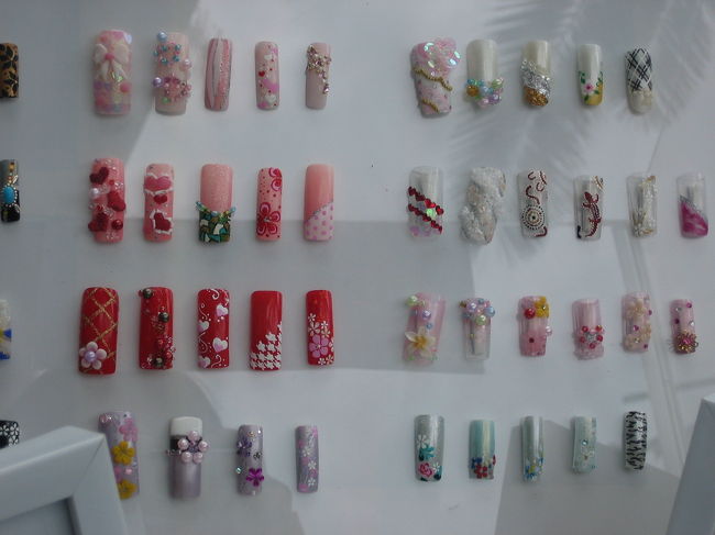 サーファーズパラダイスで見かけた<br />ネイルアートの店。