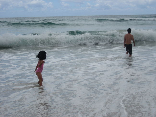 早速泳ごう！<br />波が強くて下の子はビビッテ近寄りません...