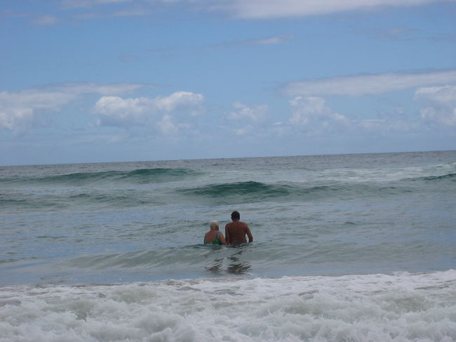 おばあちゃんも元気です。<br />海外でこのような場面を見ると<br />人生楽しんでるなとツクヅク感じますね。<br />