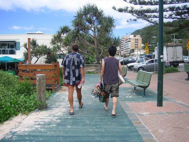 このビーチで知り合ったブルースさんと。<br />ビーチを案内してくれて色々と会話をしてすごしました。<br />彼とは今もAir Maileで連絡を取り合ってます。<br />彼からの手紙にはいつも宝くじが入っていて<br />”当たったら50/50でいいよ”と言ってくれてます。<br />当たれ〜宝くじ！<br />