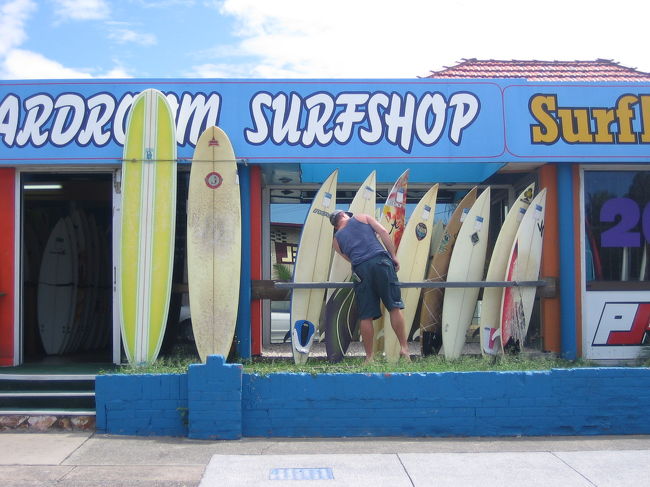 ビーチから戻る途中のMIAMIのサーフショップ<br />そういえばブルースさんはMIAMIに住んでるといってたな。