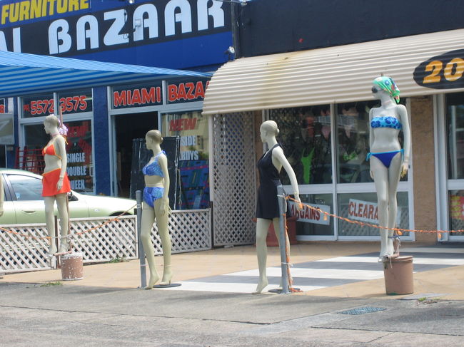 サーフショップ横の店、水着をきたマネキンたち<br />交通量が比較的多いこの通りでは<br />かなり目立ってましたよ。