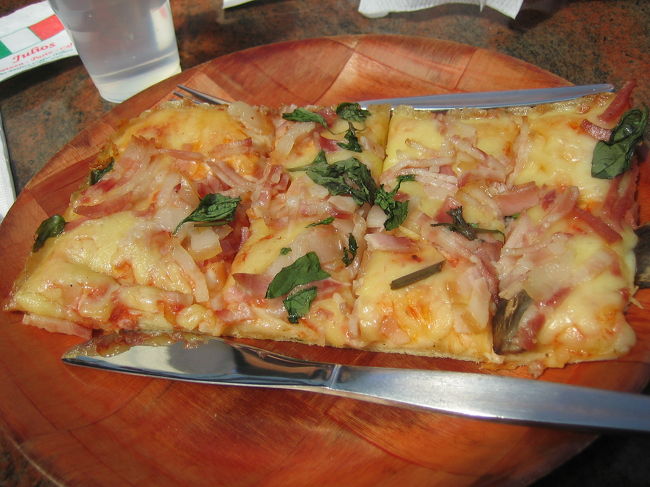 ピザを皆でシェアしよう。<br />お腹ペコペコです。