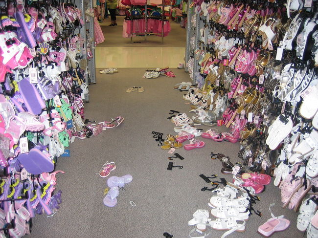 靴売り場の惨状<br />子供服売り場も散かってました。<br />皆さん、品物を見た後はポイ捨てするのかな？<br />