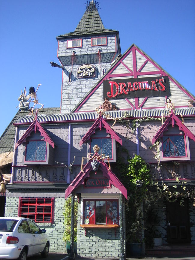 実はここ、レストランでショーを楽しみながら<br />食事が出来ます。<br />昼間は営業してない感じでした。