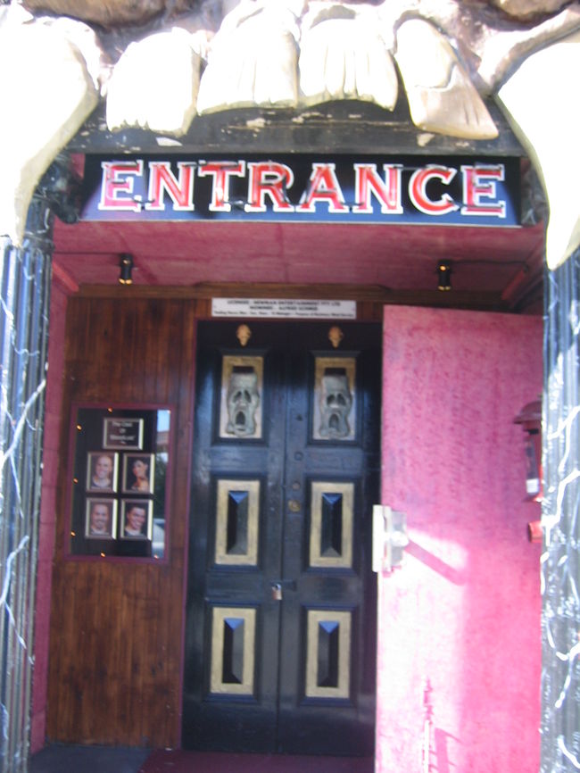 不気味な音楽が流れていて来る者を拒みます。<br />子供達はこの雰囲気と音楽でチビリそうな<br />感じです。