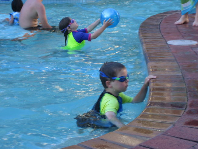 ホテルに戻ってもプールで泳ぎたがる子供達。<br />ここで知り合ったブライアンくん<br />子供達には国境なんかありません。<br />すぐに仲良くなって友達を作ります。